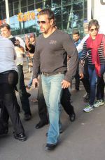 Salman Khan snapped at airport in Mumbai on 19th May 2015